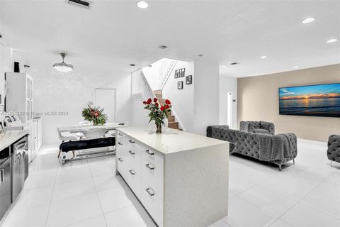 Single Family Residence in Hollywood FL 3990 Hyde Park Cir 3.jpg