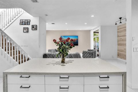Single Family Residence in Hollywood FL 3990 Hyde Park Cir 11.jpg