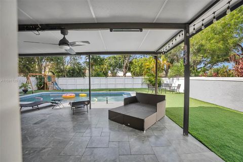 Single Family Residence in Hollywood FL 3990 Hyde Park Cir 32.jpg