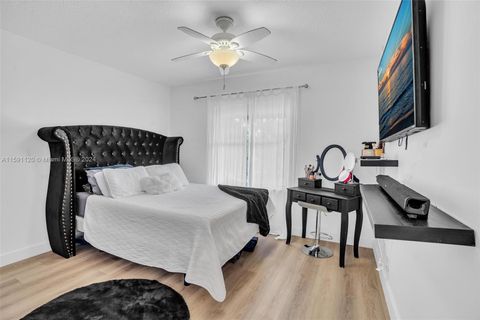 Single Family Residence in Hollywood FL 3990 Hyde Park Cir 19.jpg