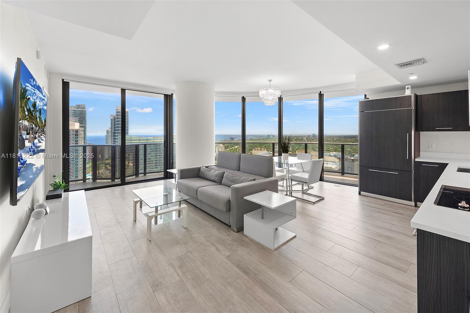 45 Sw 9th St 4006, Miami, Broward County, Florida - 2 Bedrooms  
2 Bathrooms - 