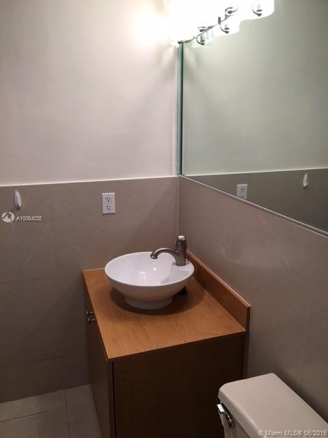 YACHT CLUB CONDO (THE) - Residential Lease