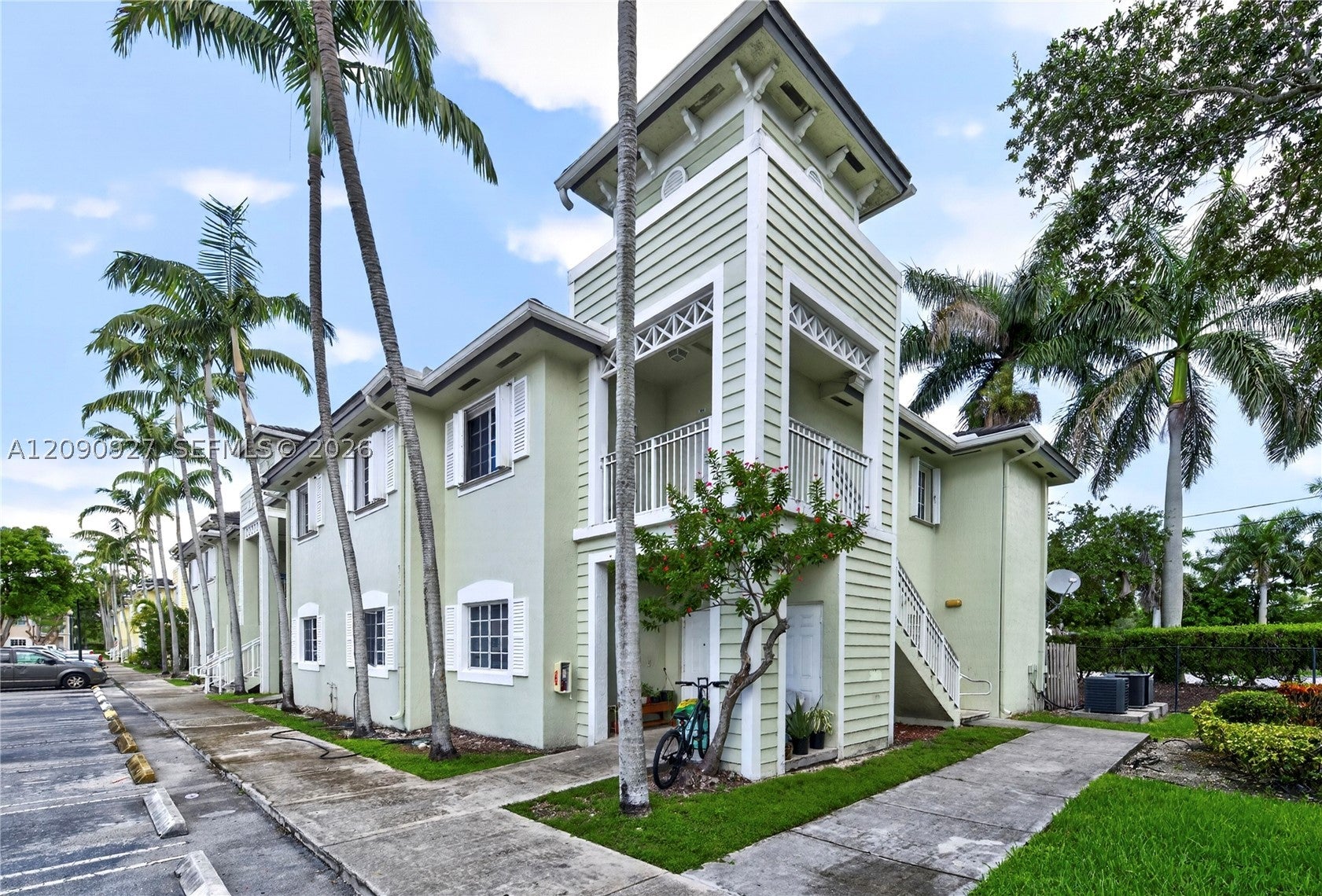 359 NE 27th Ter