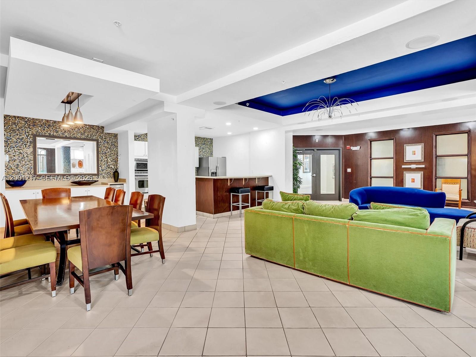 VALENCIA CONDO - Residential