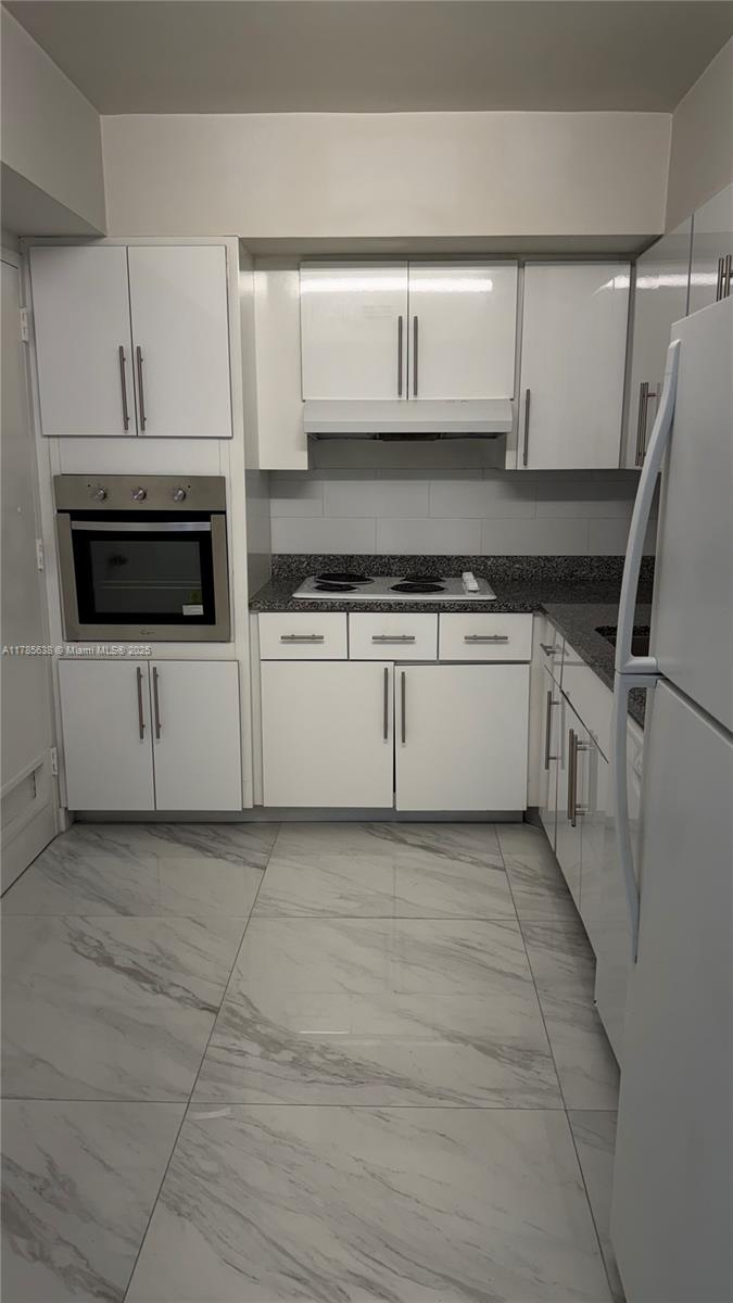 Rental Property at 400 Kings Point Dr 1118, Sunny Isles Beach, Miami-Dade County, Florida - Bedrooms: 1 
Bathrooms: 1  - $1,500 MO.