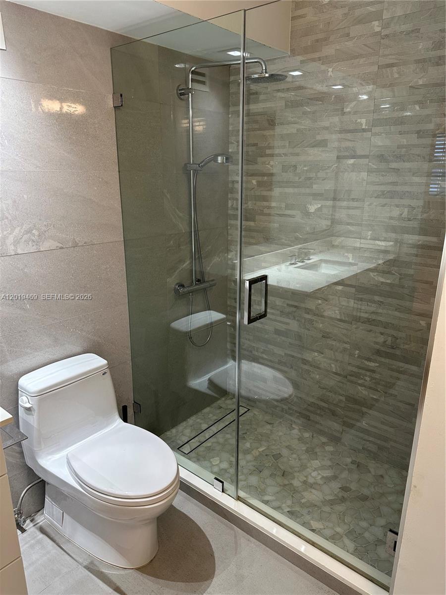 6039 Collins Ave 1221