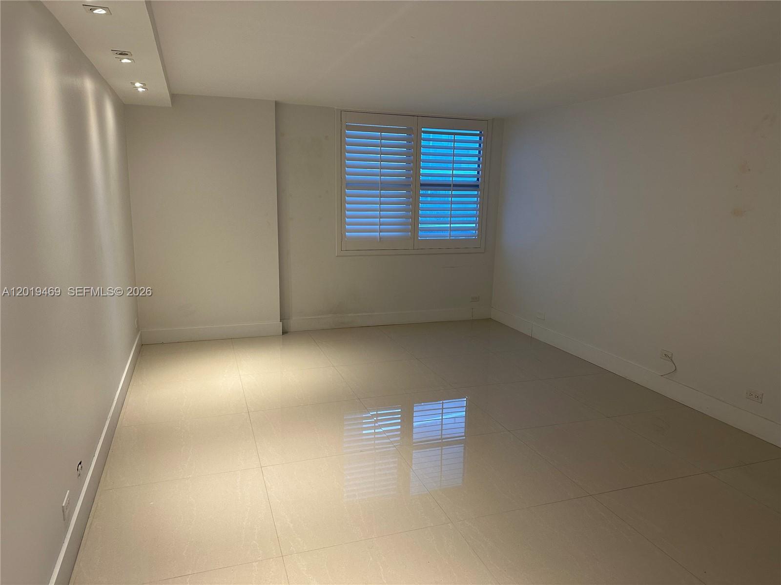 6039 Collins Ave 1221