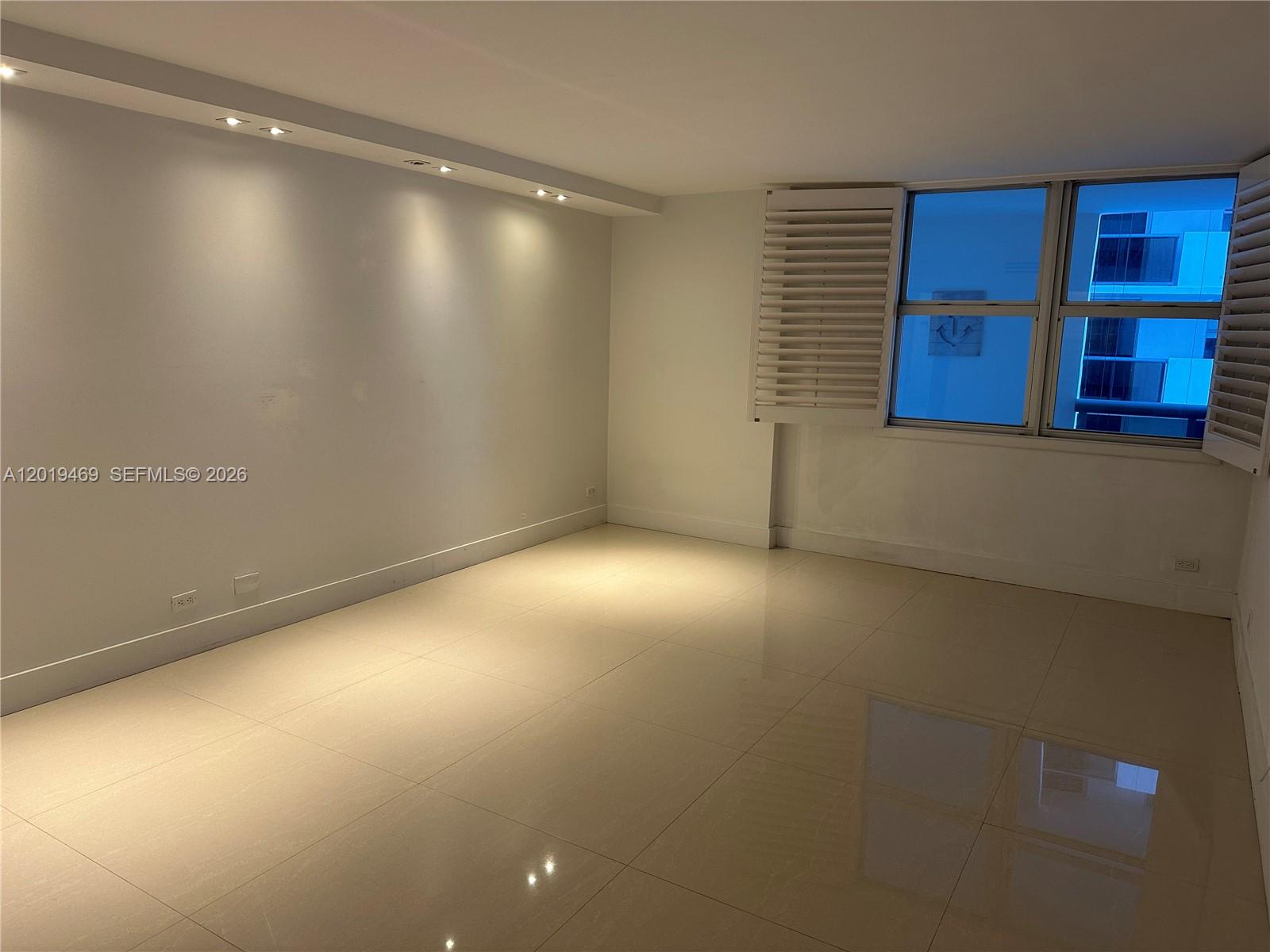 6039 Collins Ave 1221