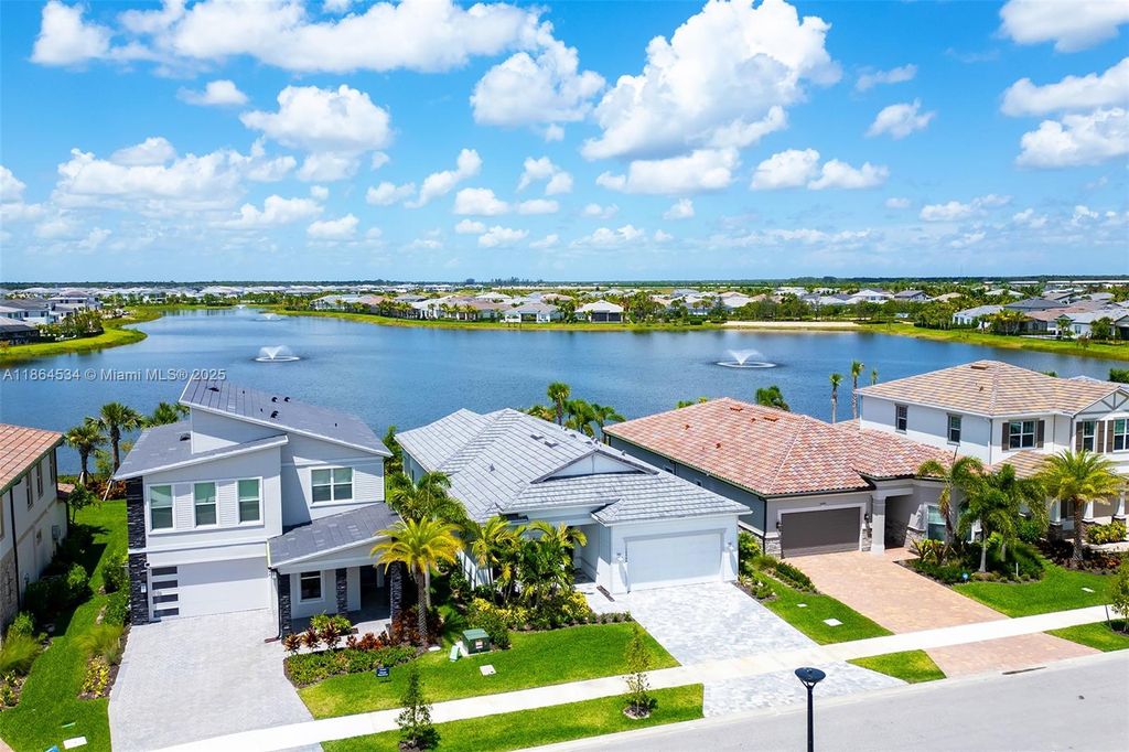 Photo of 10444 Northbrook Cir, Palm Beach Gardens, FL 33412 (MLS # A11864534)