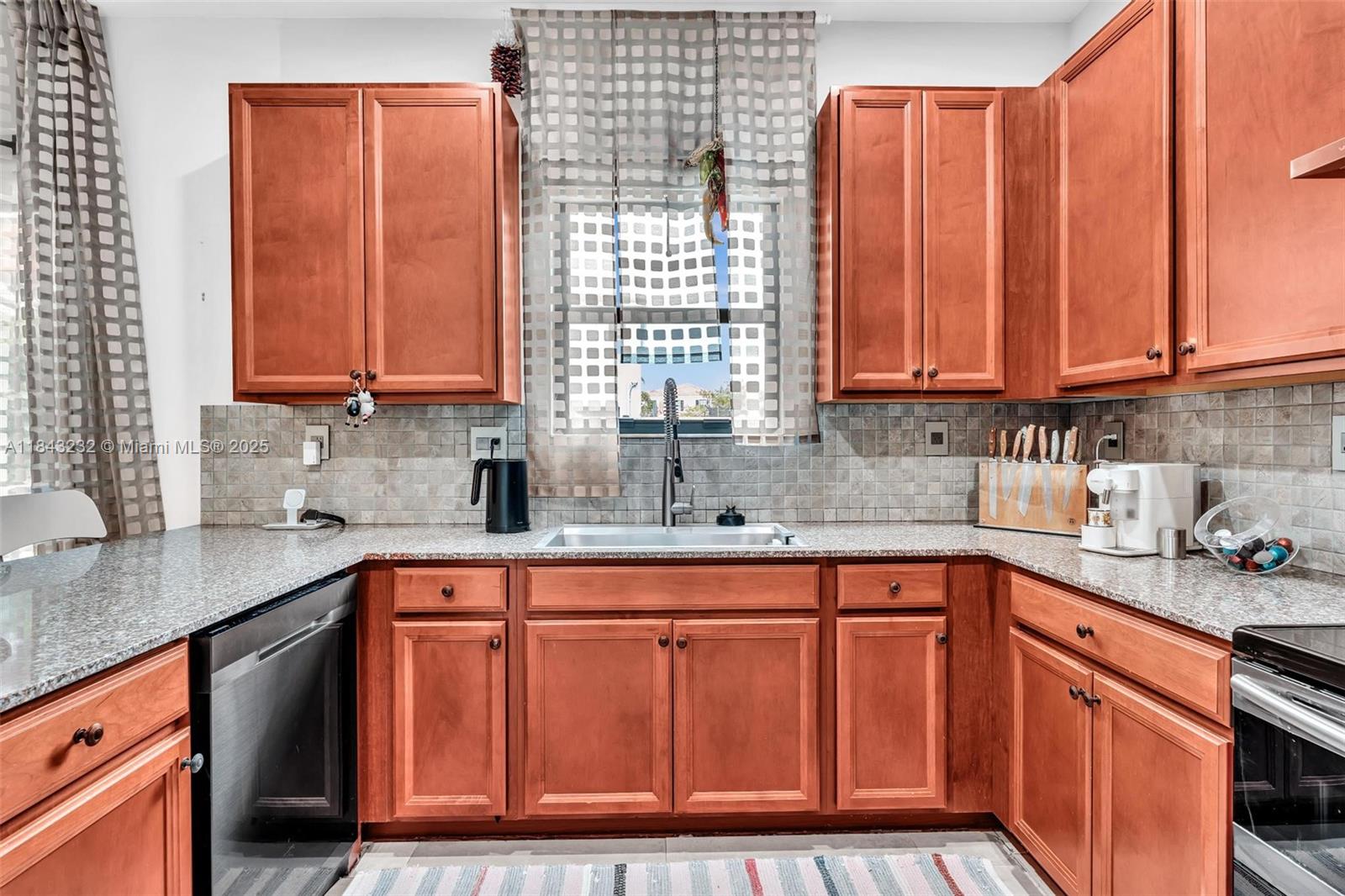 CHAMPION LAKES - Residential