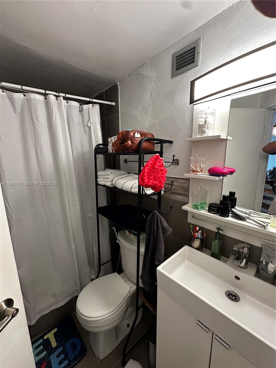 THE FOUR AMBASSADORS COND - Residential