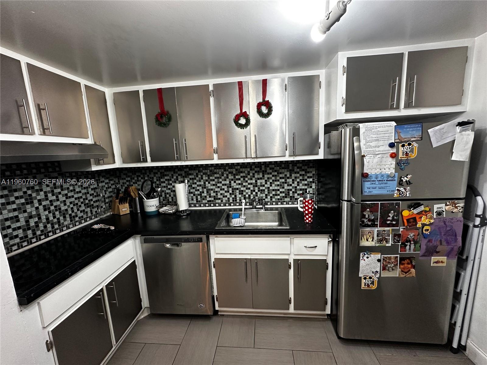 THE FOUR AMBASSADORS COND - Residential