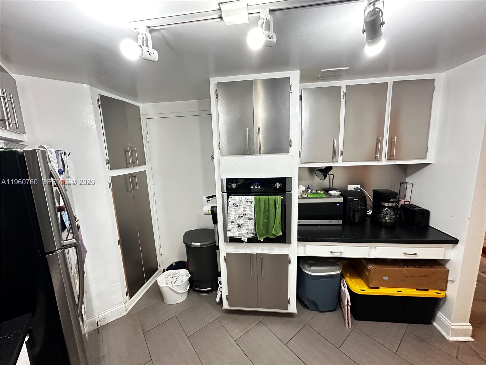 THE FOUR AMBASSADORS COND - Residential