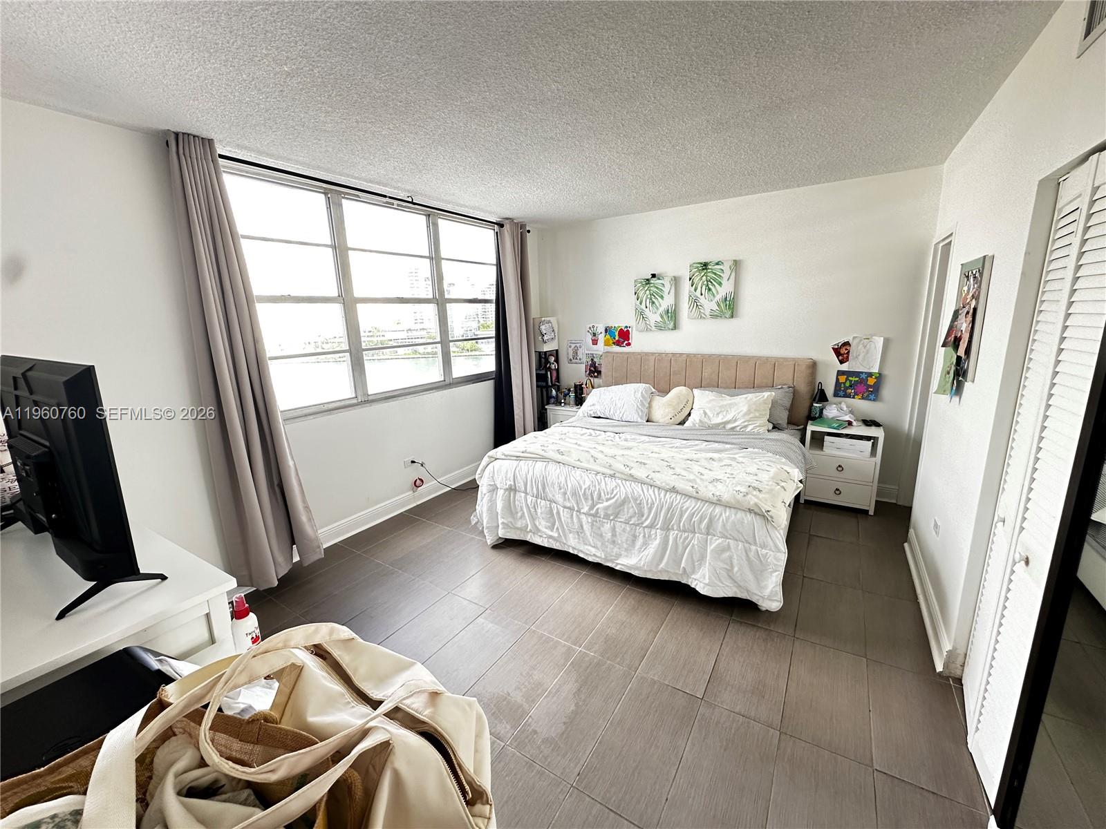 THE FOUR AMBASSADORS COND - Residential