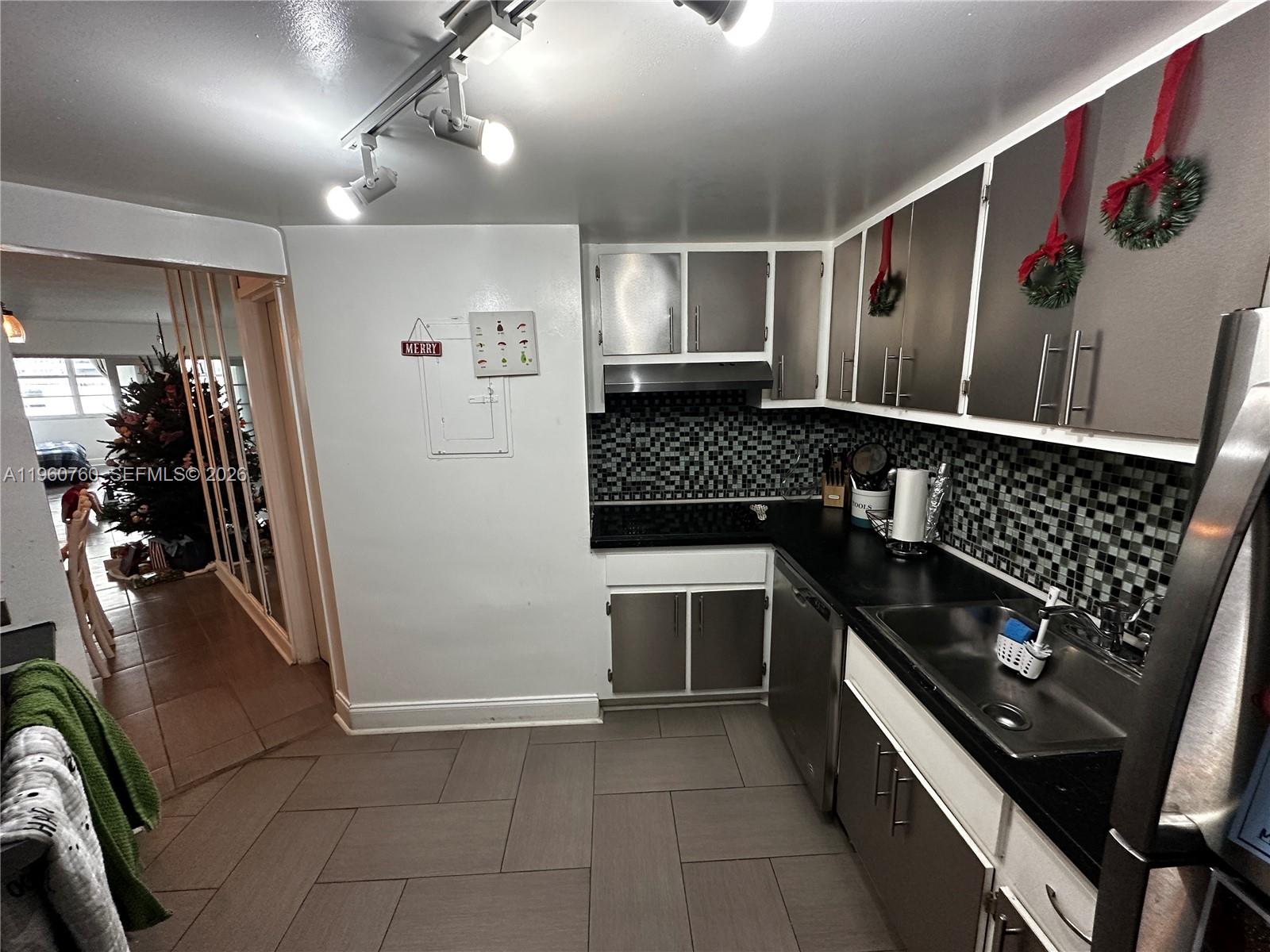 THE FOUR AMBASSADORS COND - Residential