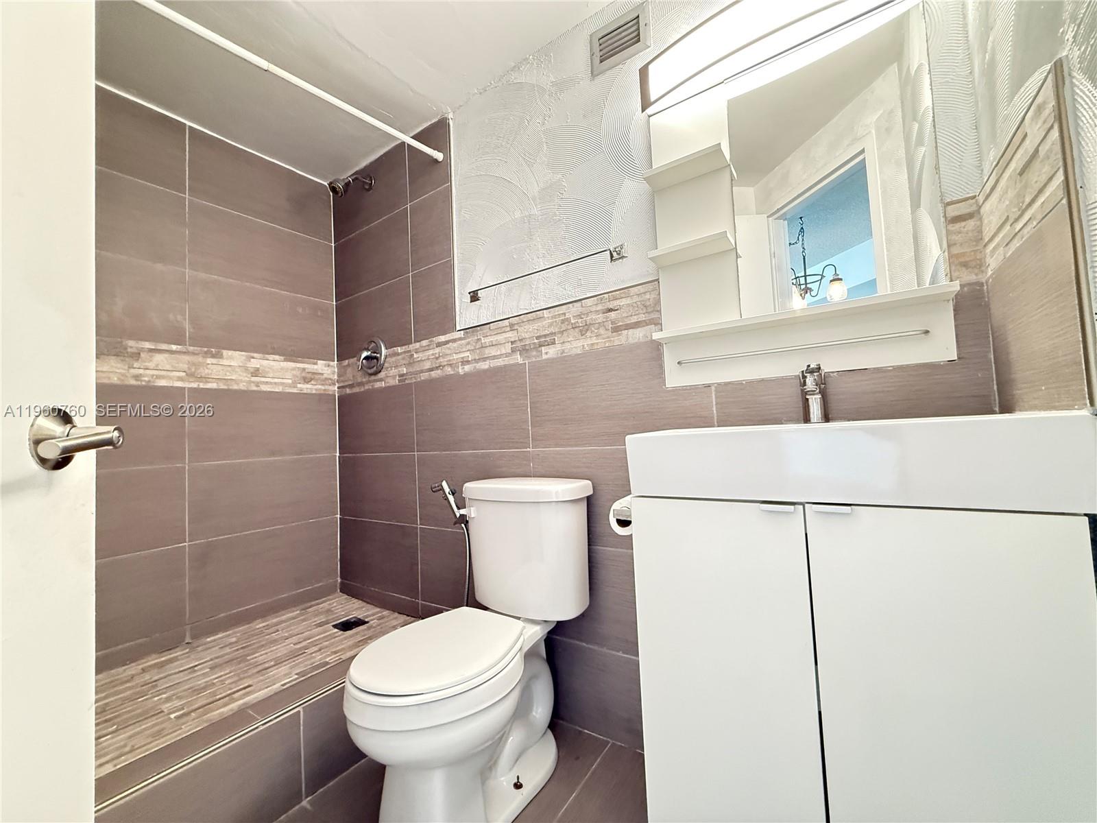 THE FOUR AMBASSADORS COND - Residential