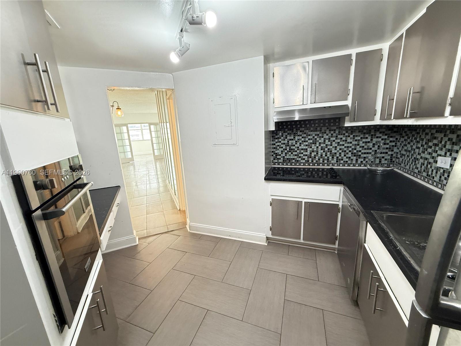 THE FOUR AMBASSADORS COND - Residential