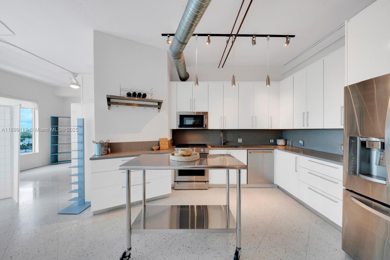 10 SW South River Dr PHI06