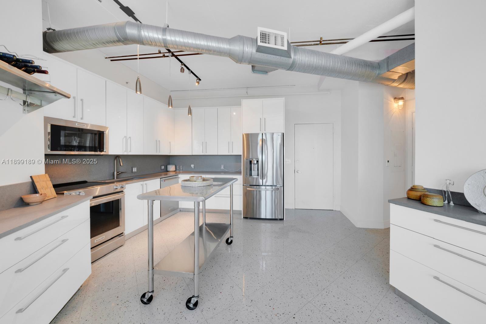 10 SW South River Dr PHI06