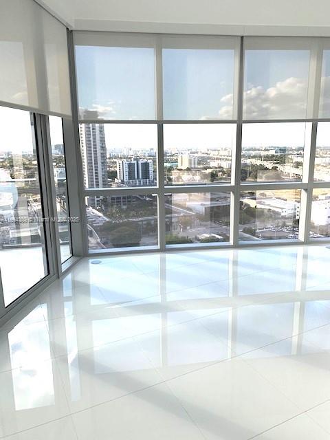 PARAMOUNT MIAMI WORLDCENT - Residential Lease