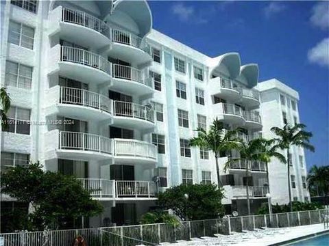 Condominium in Miami FL 484 165th St Rd Rd.jpg