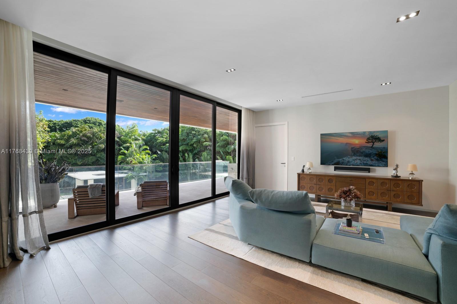 COLLINS MANOR - Residential