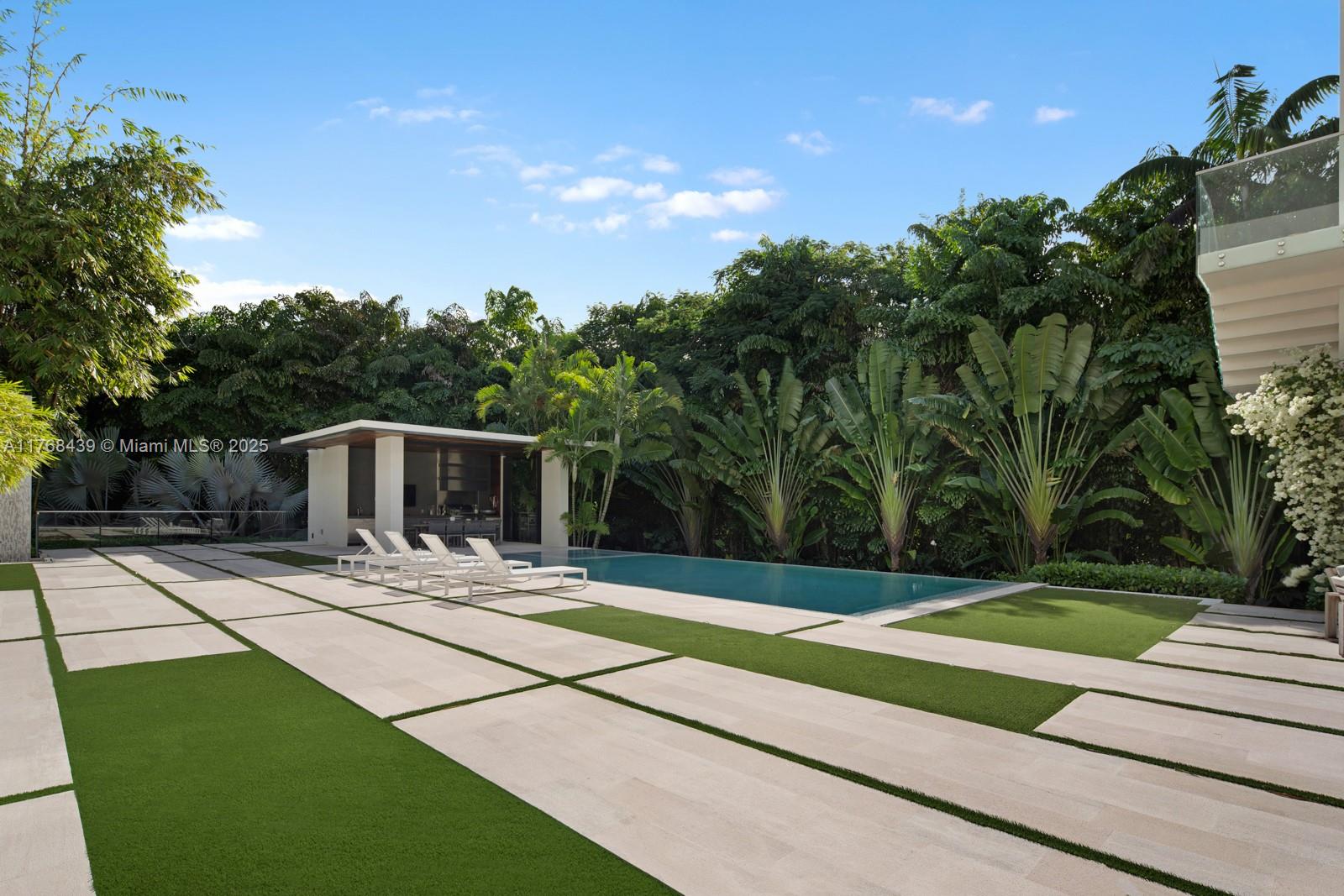 COLLINS MANOR - Residential