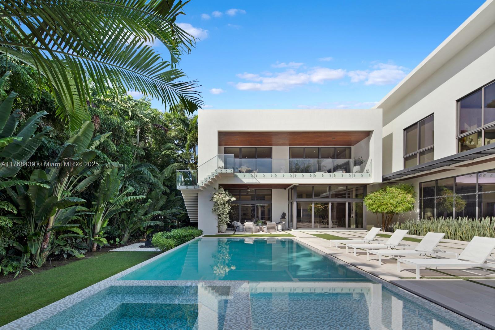 COLLINS MANOR - Residential