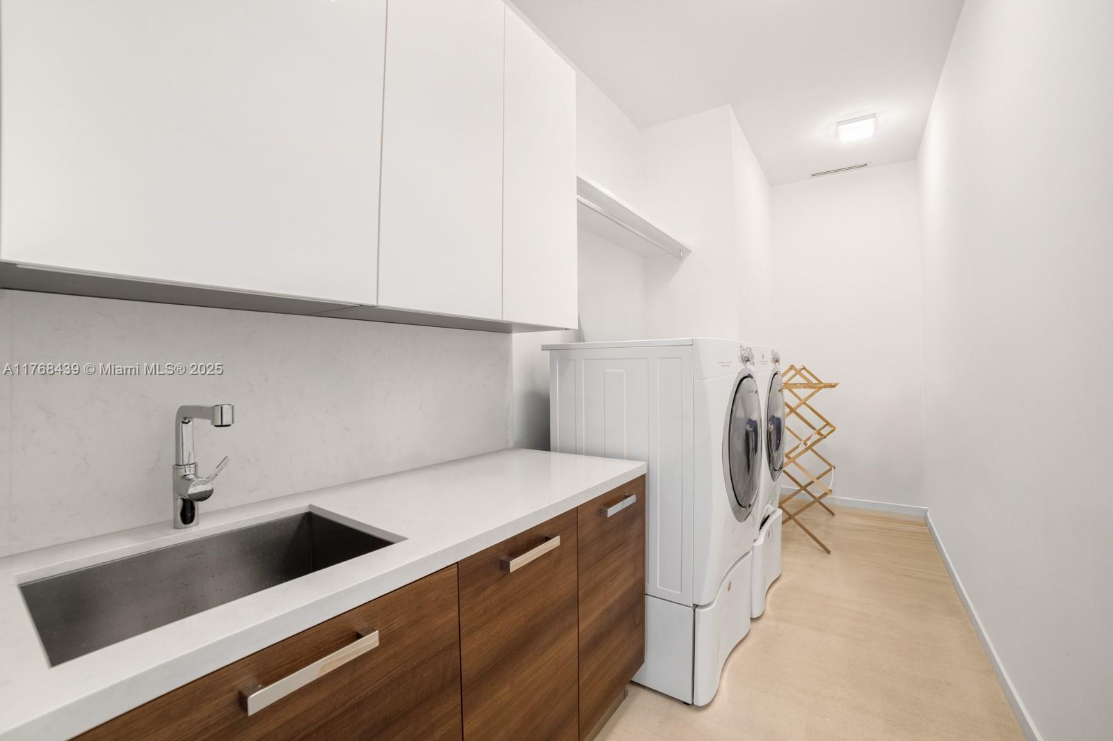 COLLINS MANOR - Residential