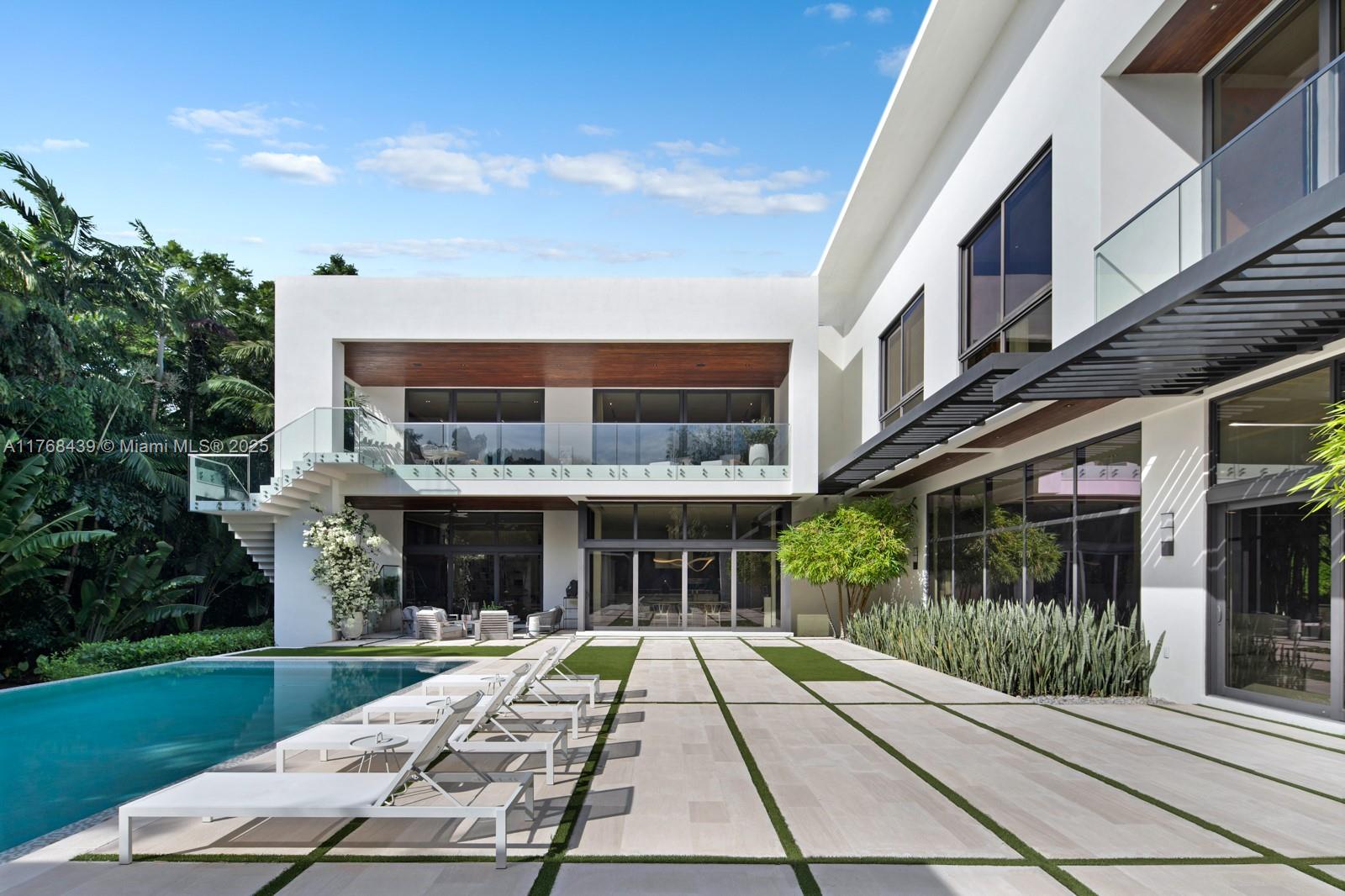 COLLINS MANOR - Residential