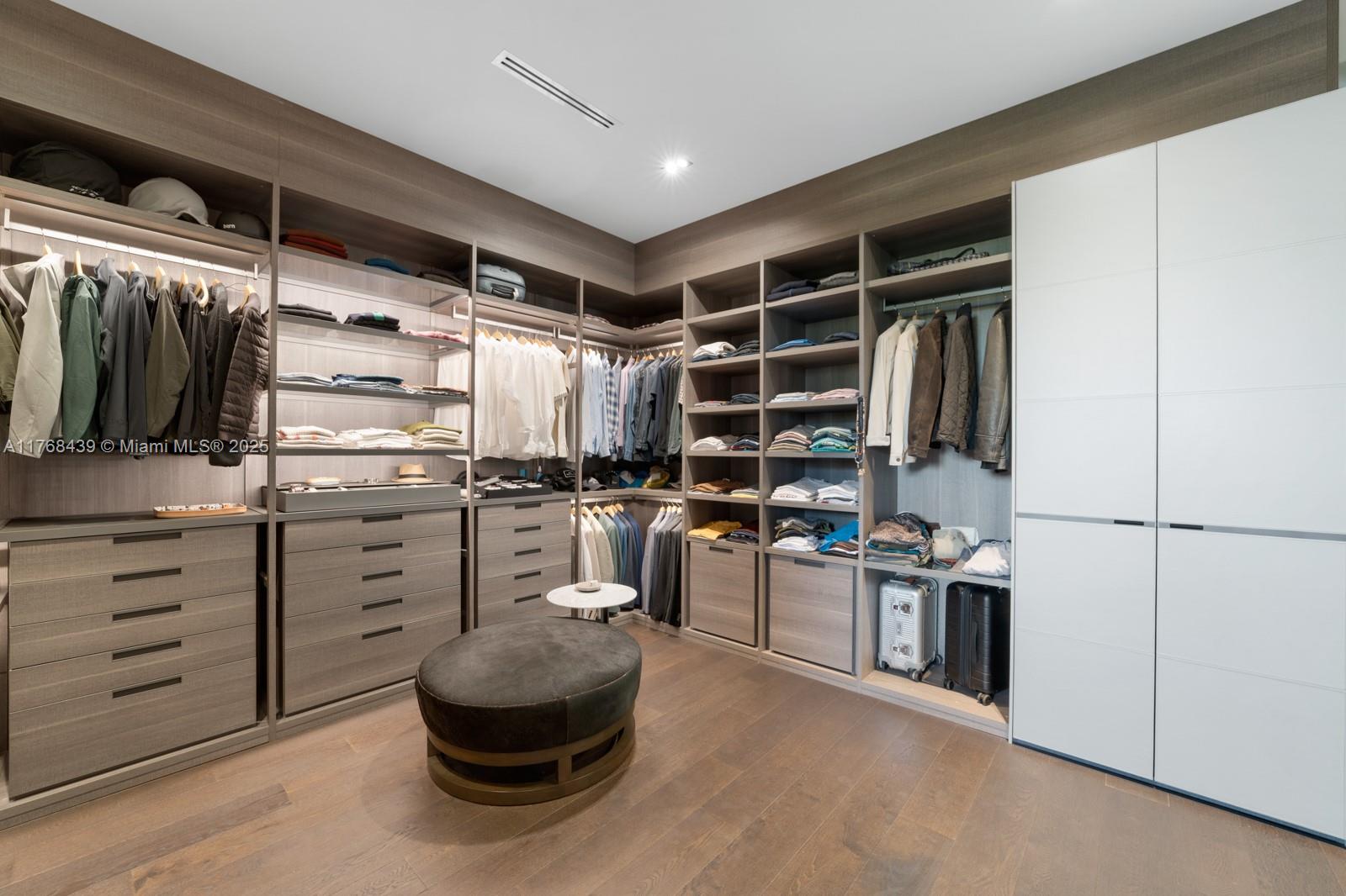 COLLINS MANOR - Residential