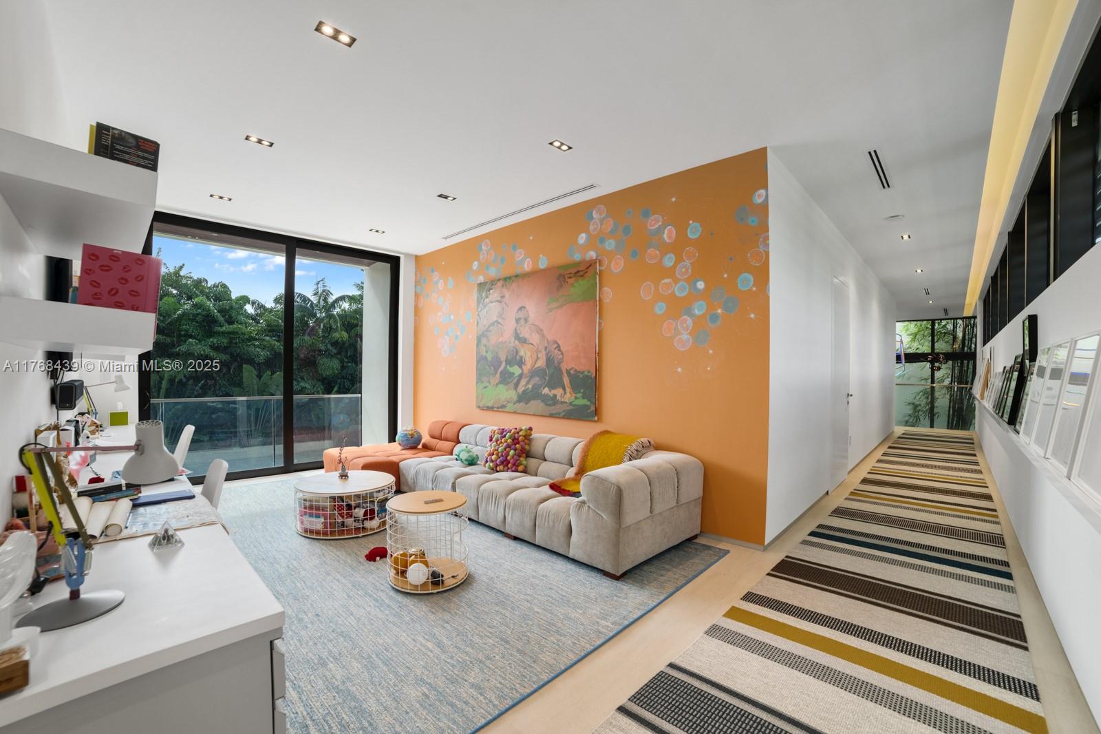 COLLINS MANOR - Residential