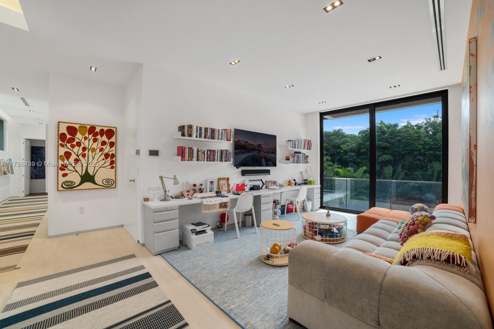 COLLINS MANOR - Residential