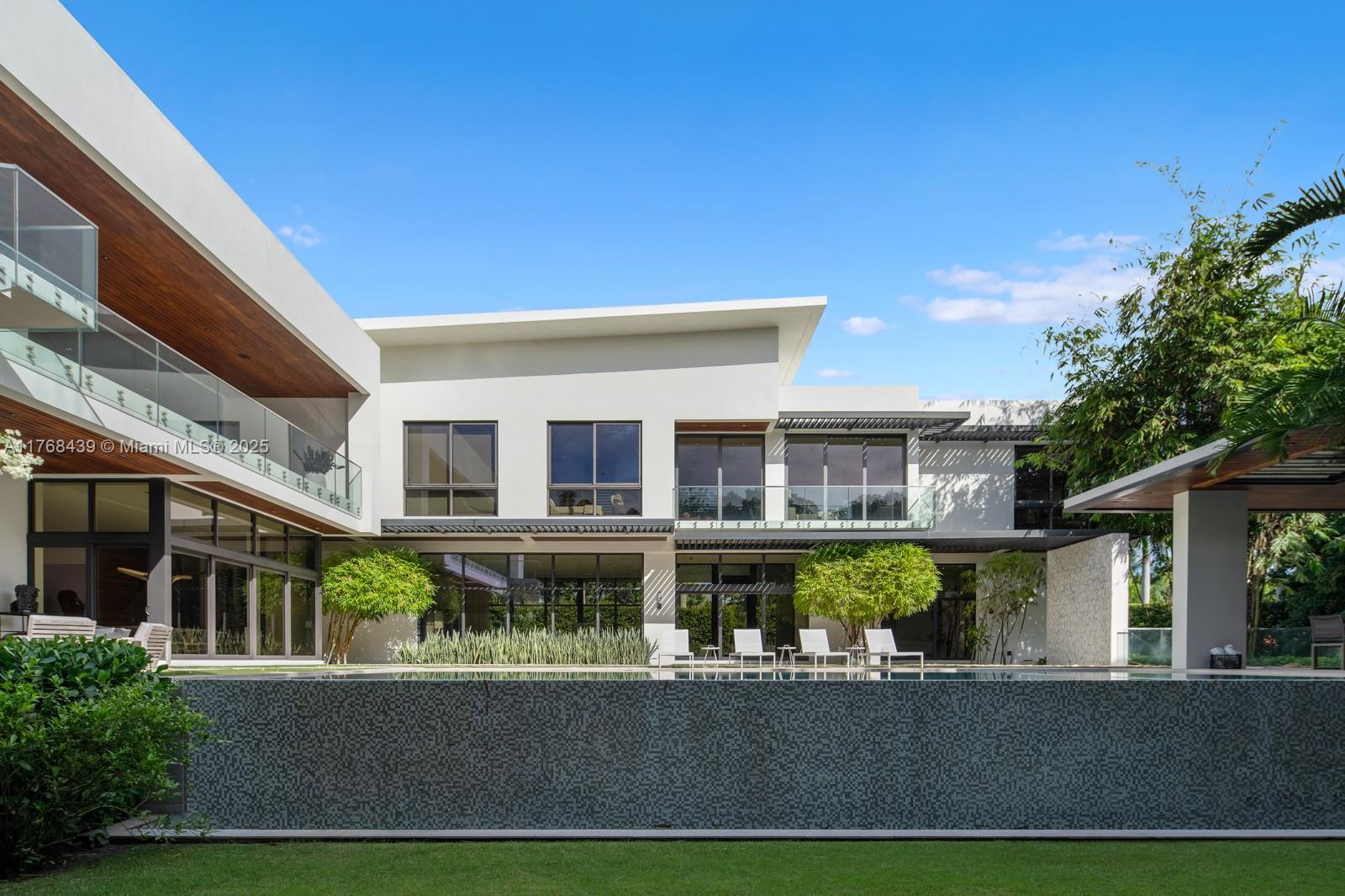 COLLINS MANOR - Residential