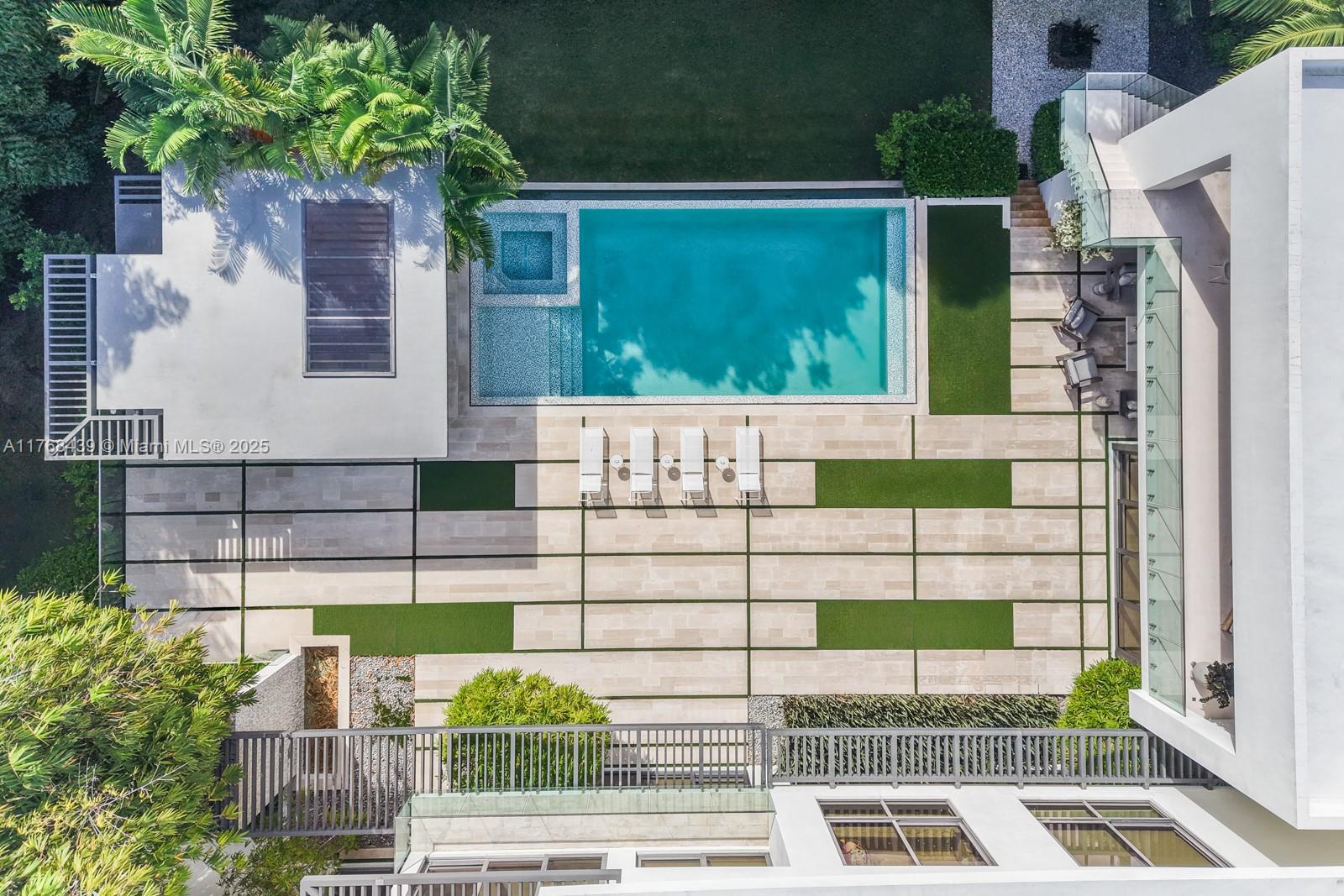 COLLINS MANOR - Residential