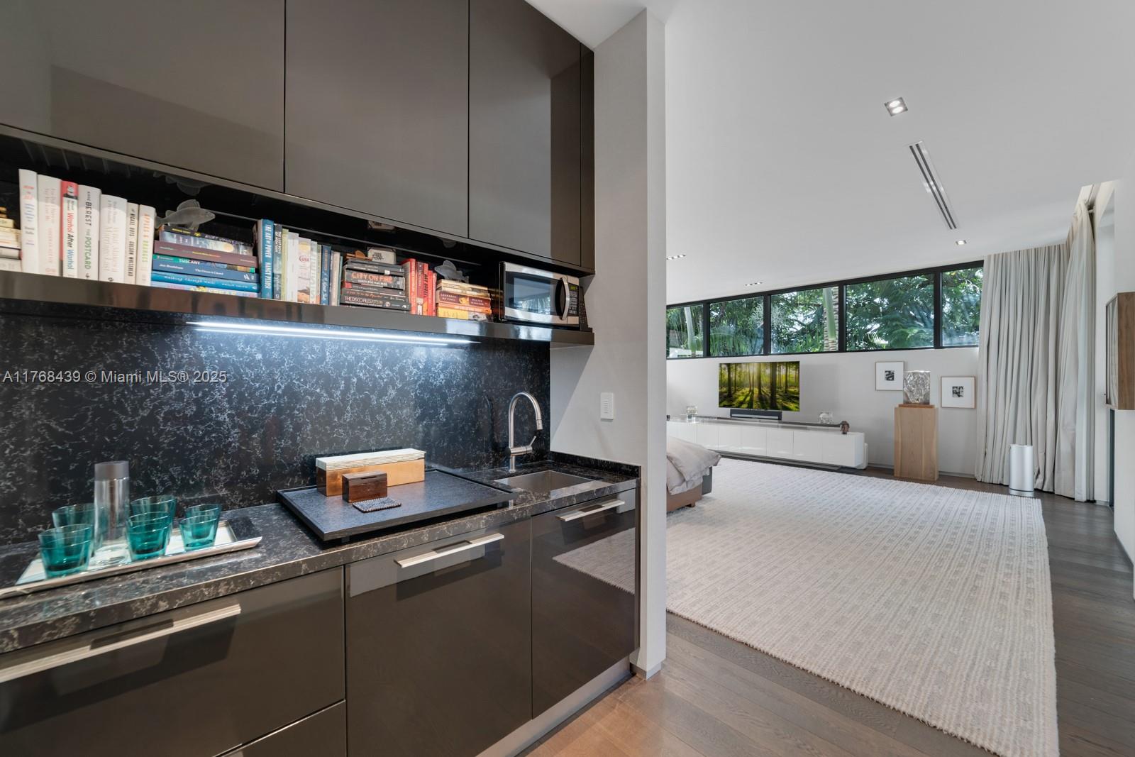 COLLINS MANOR - Residential