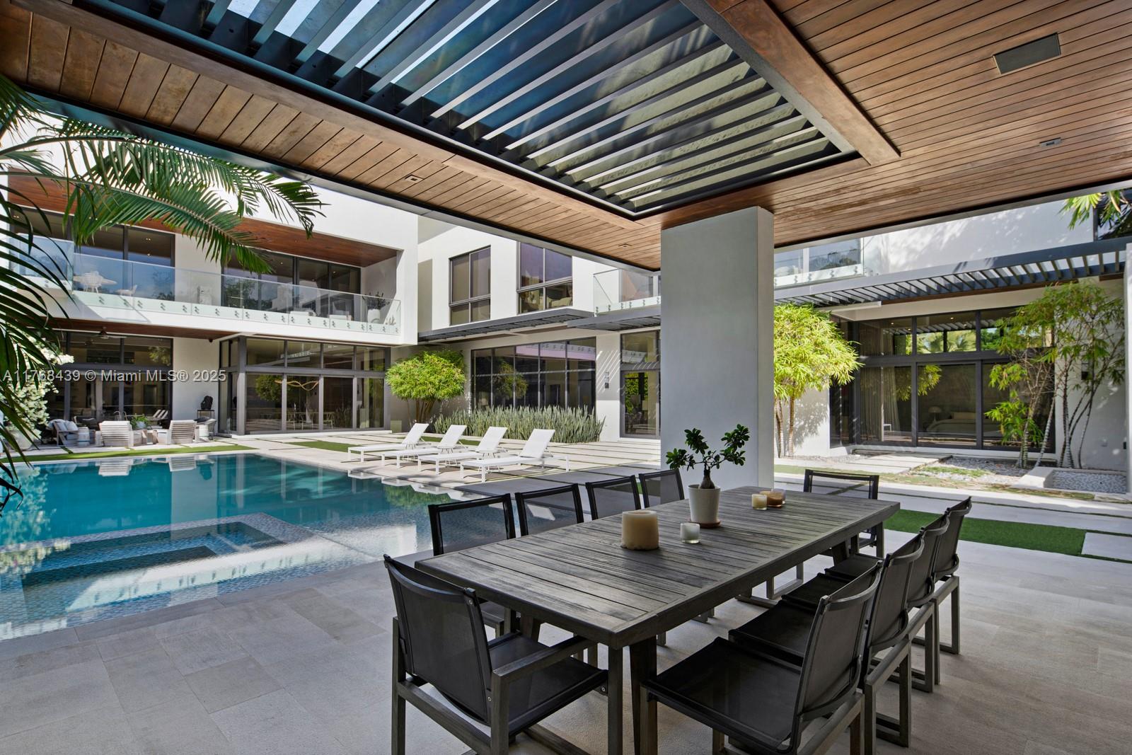 COLLINS MANOR - Residential