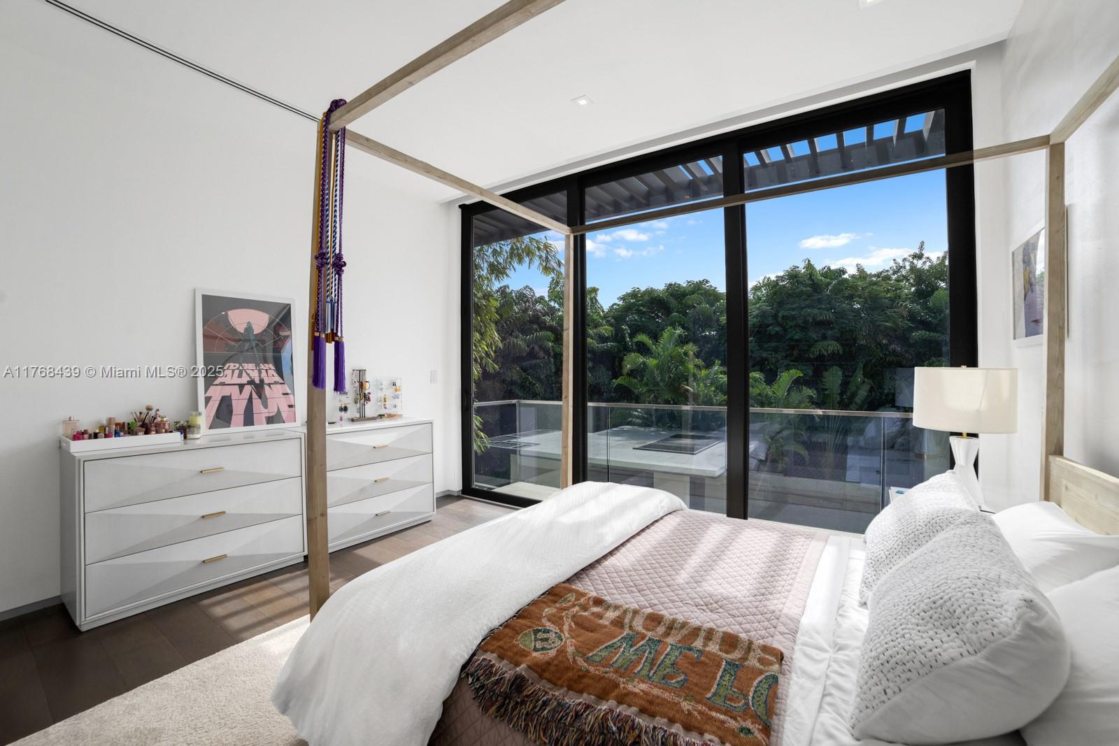 COLLINS MANOR - Residential