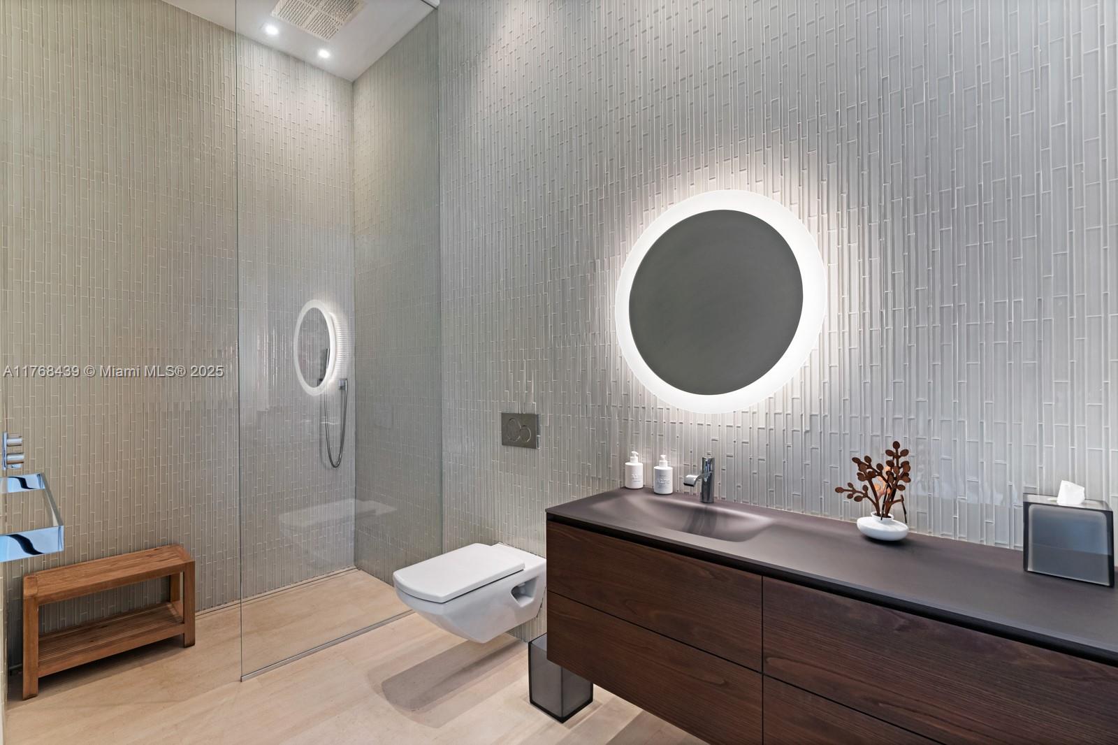 COLLINS MANOR - Residential