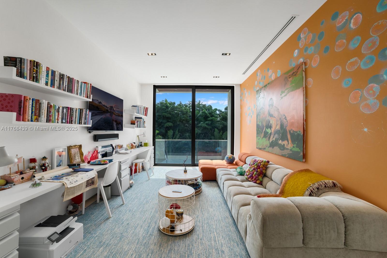 COLLINS MANOR - Residential