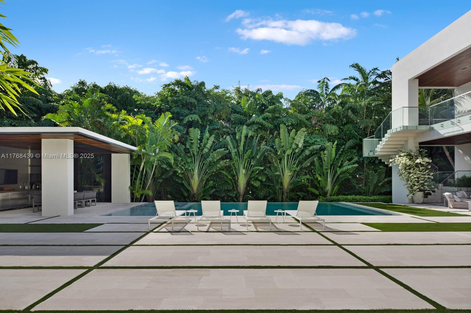 COLLINS MANOR - Residential