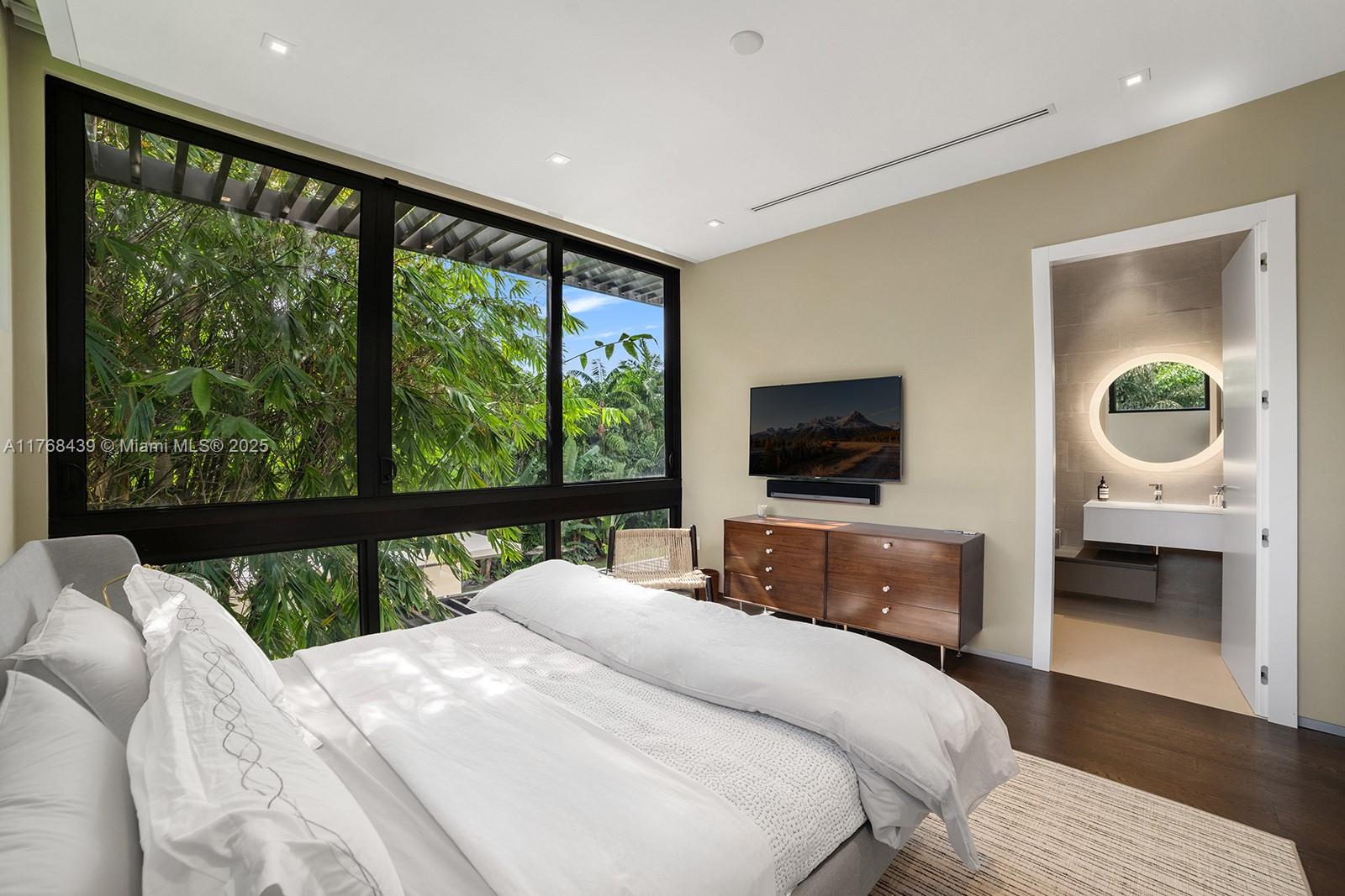 COLLINS MANOR - Residential