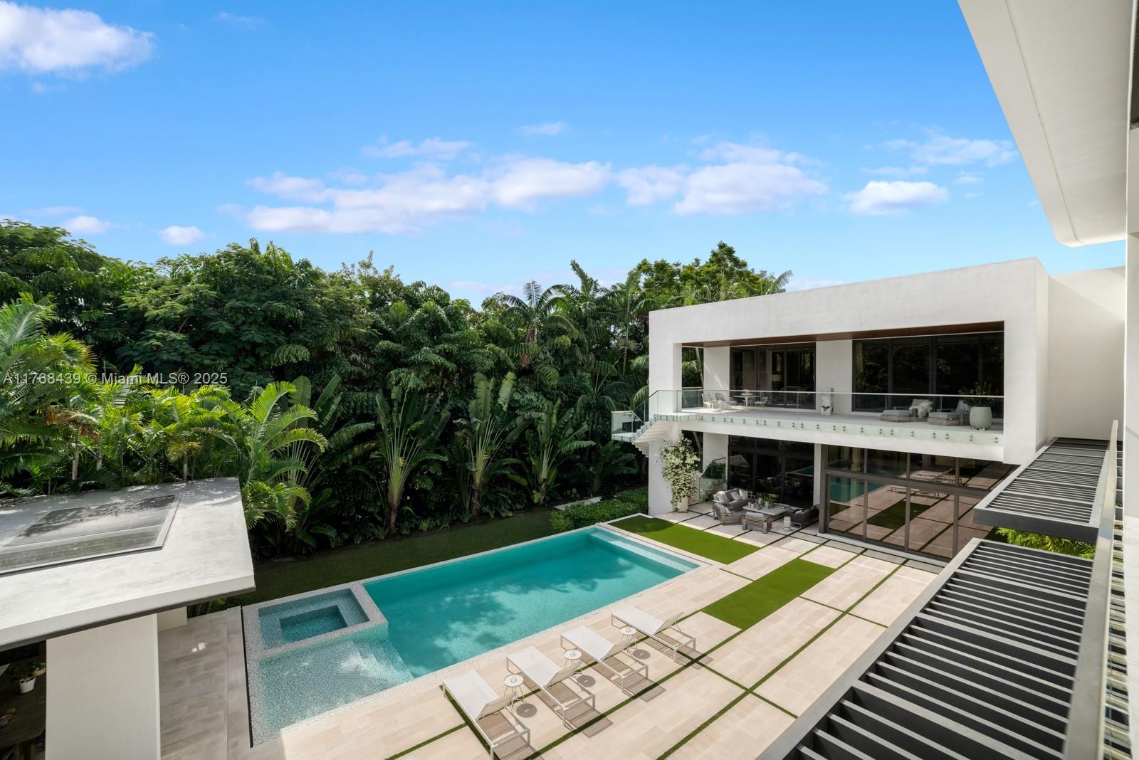 COLLINS MANOR - Residential