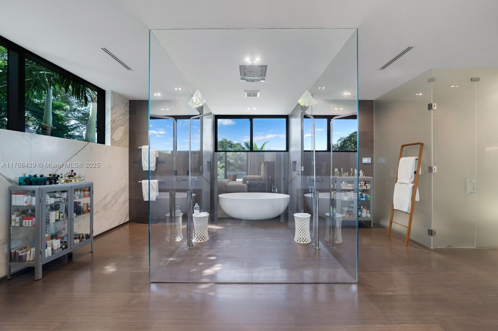 COLLINS MANOR - Residential