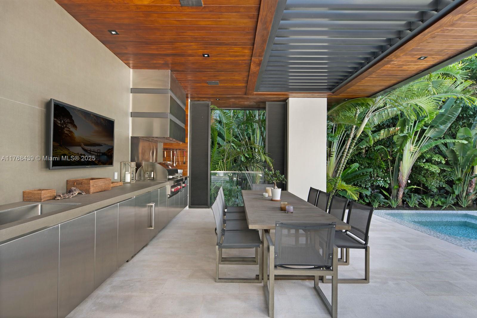 COLLINS MANOR - Residential