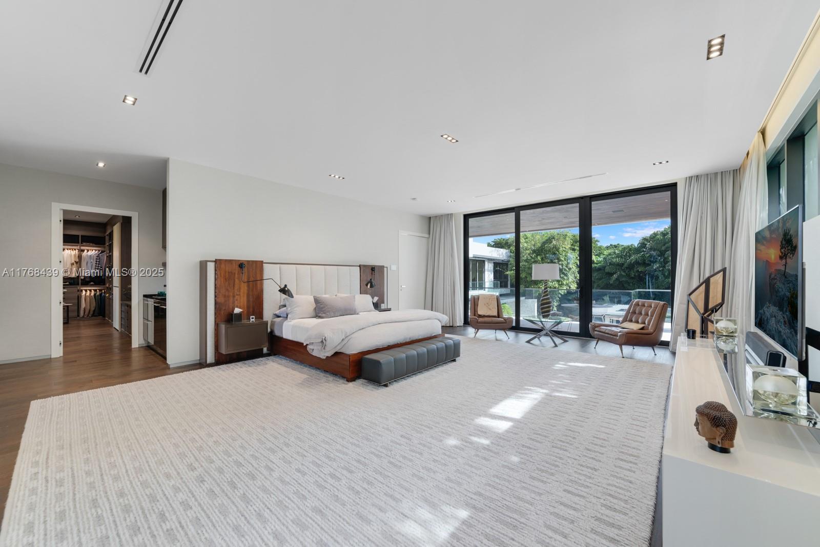 COLLINS MANOR - Residential