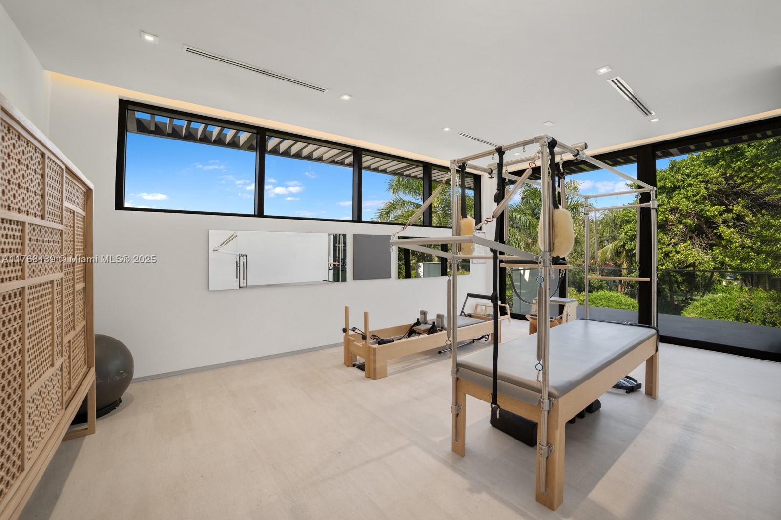 COLLINS MANOR - Residential