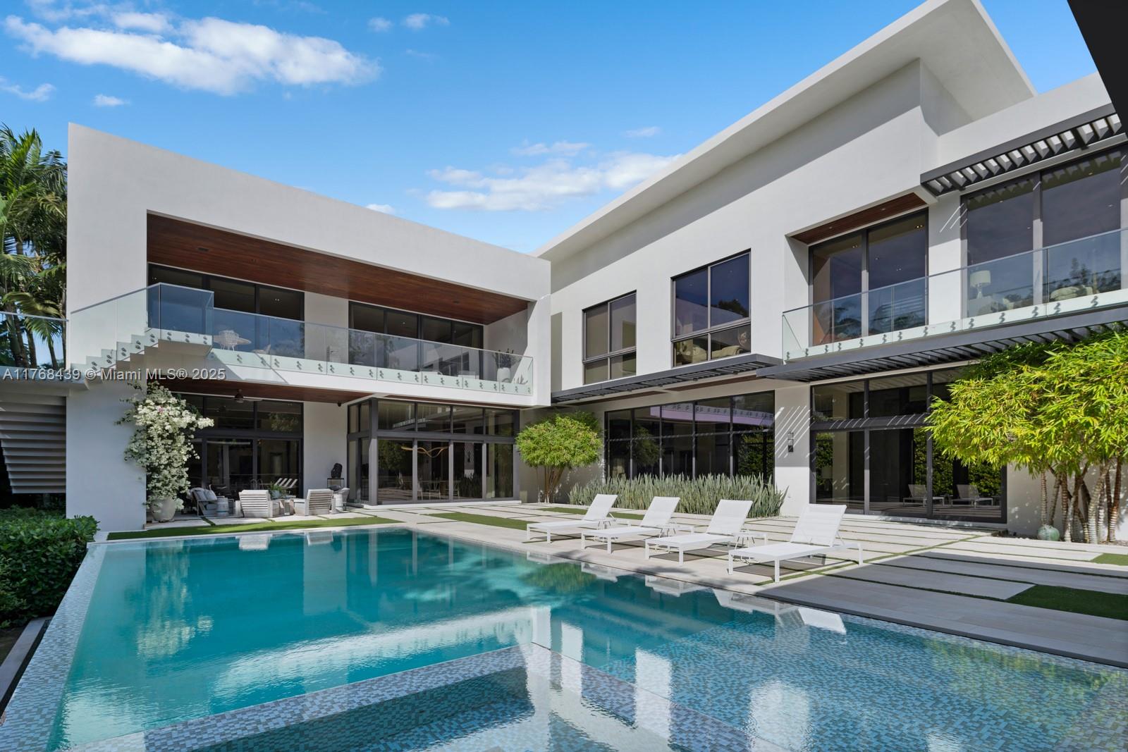 COLLINS MANOR - Residential