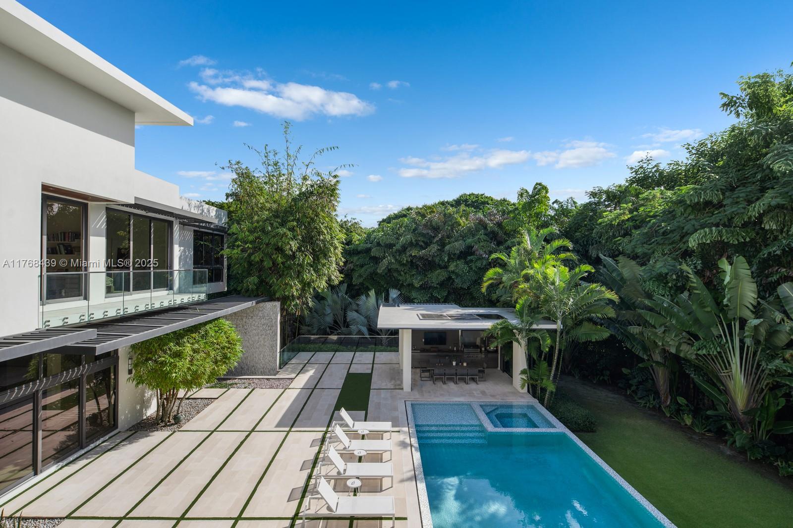 COLLINS MANOR - Residential