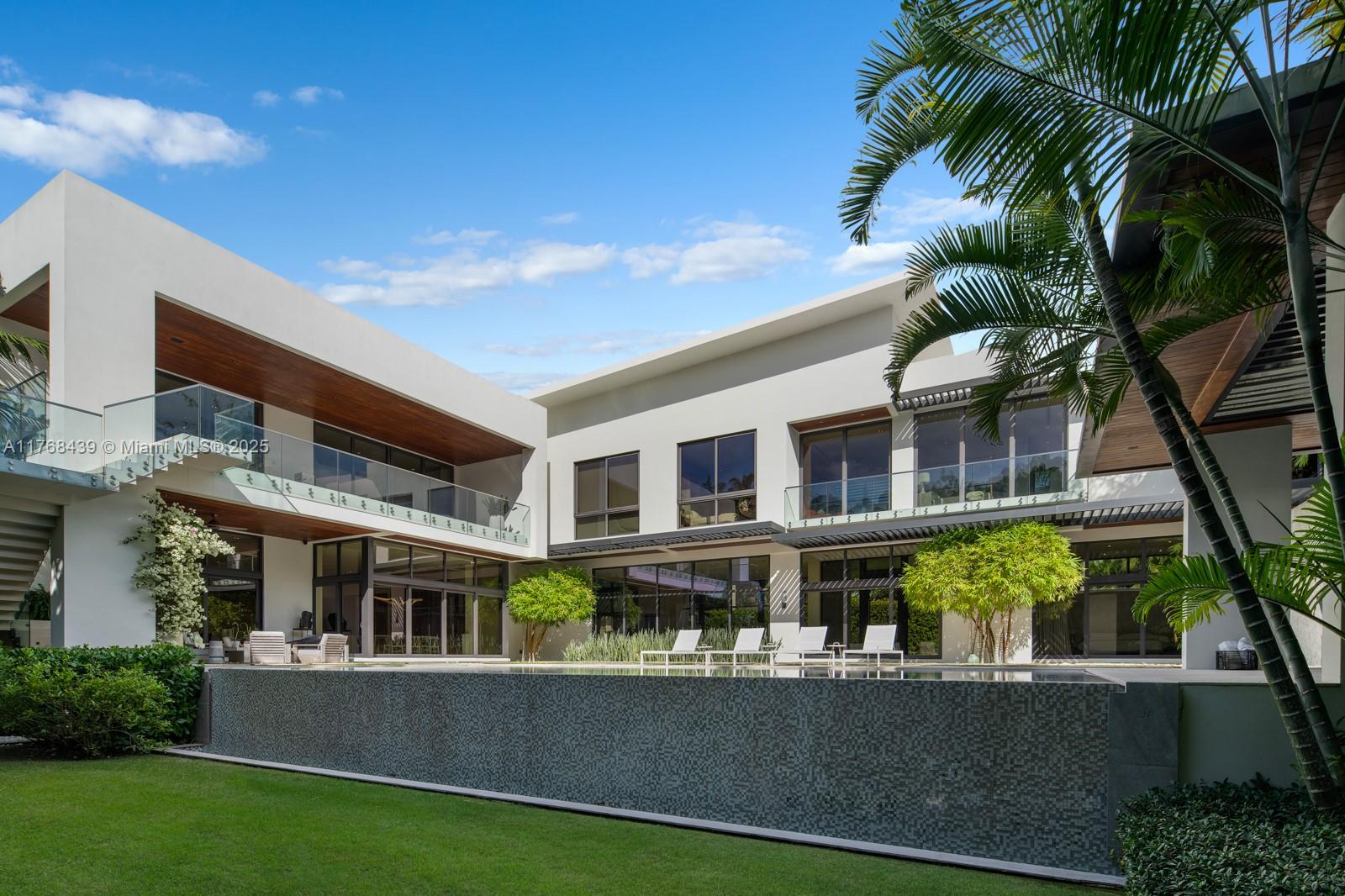 COLLINS MANOR - Residential